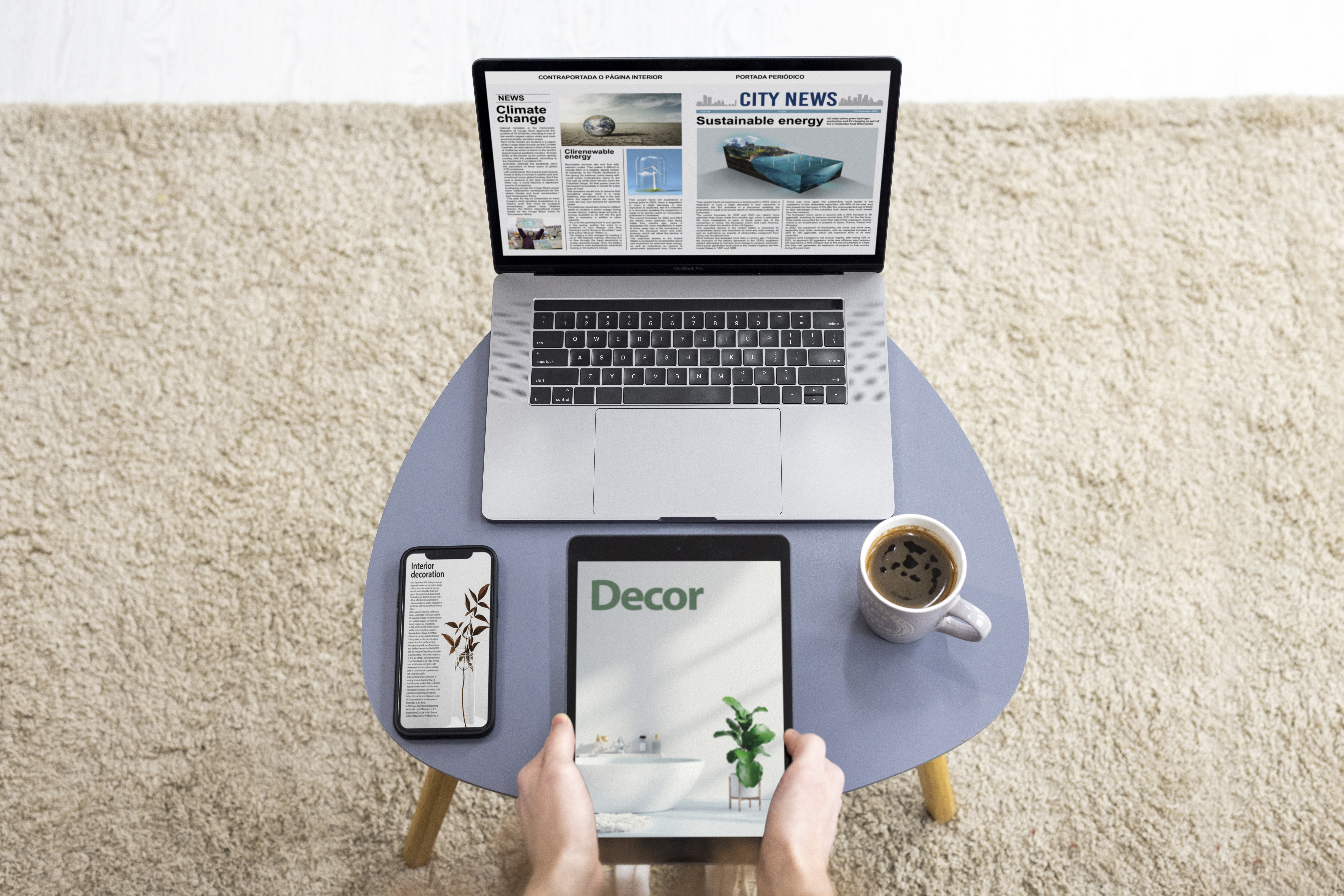 widok z gory za rece trzymajace tablet